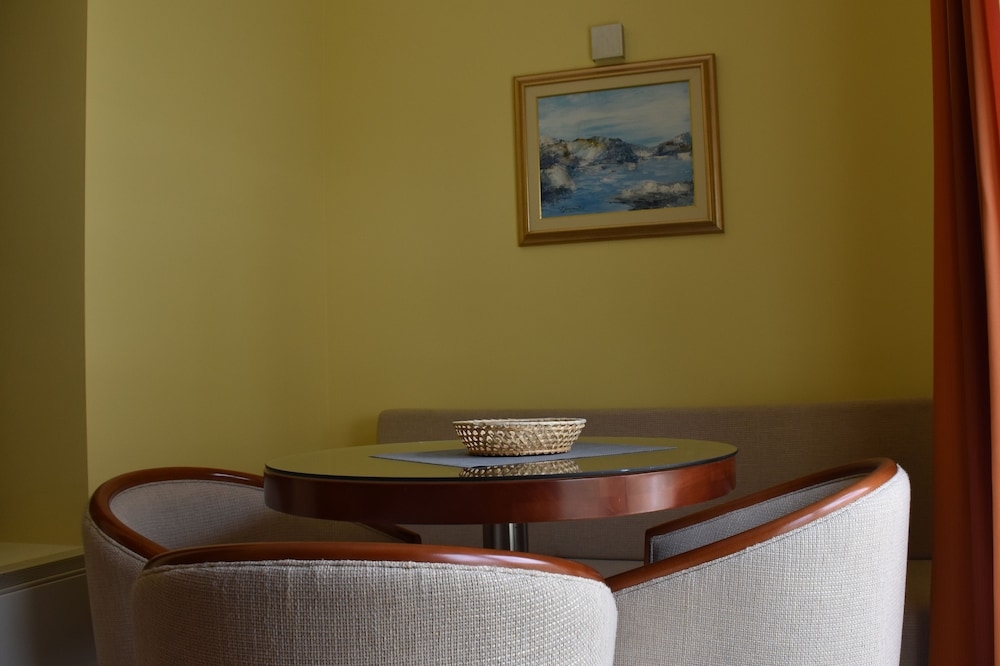 客室内のダイニングエリア