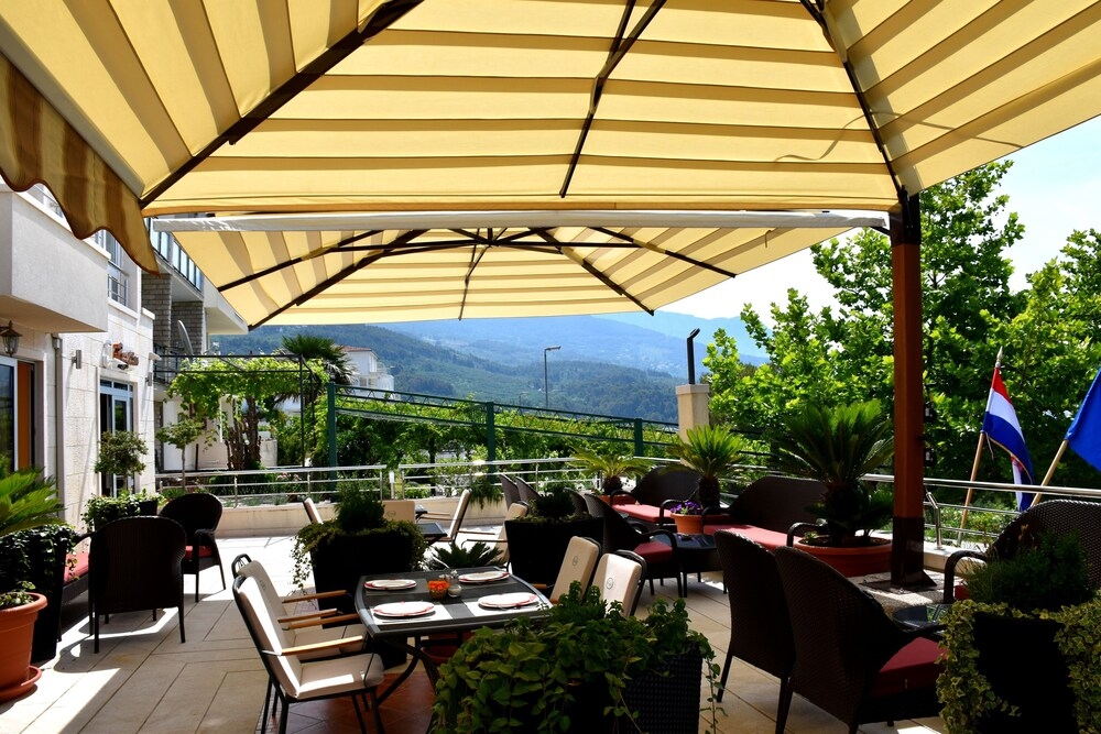 屋外ダイニングエリア