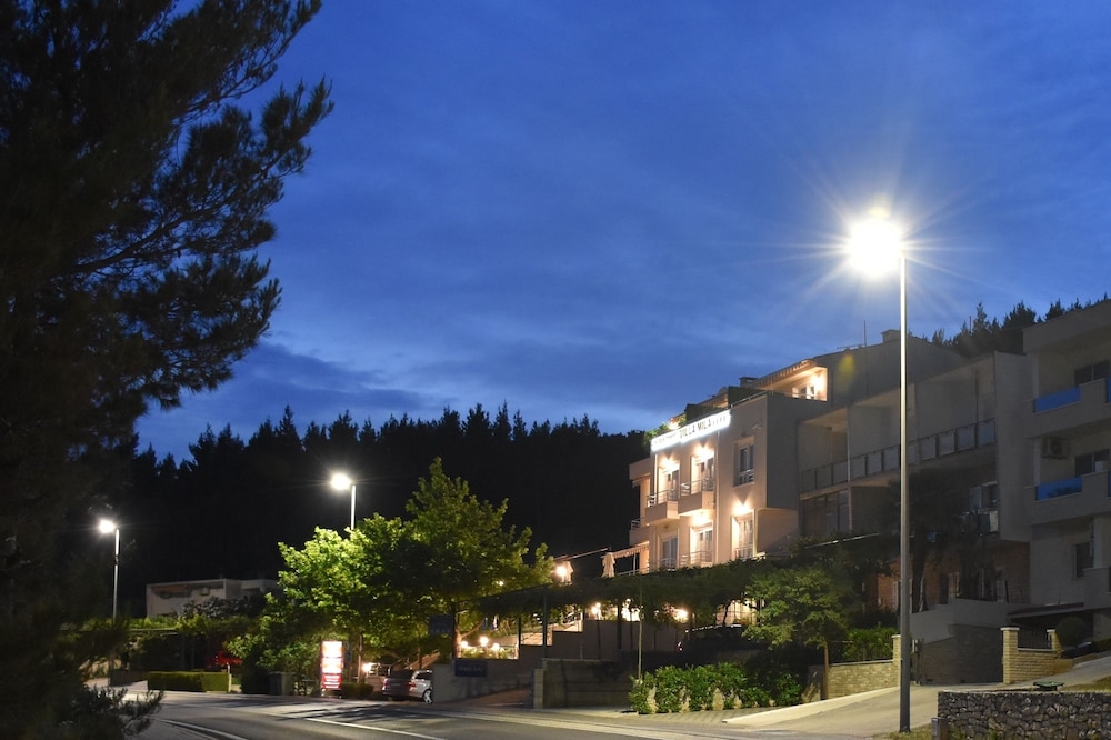 施設の正面 (日没後)