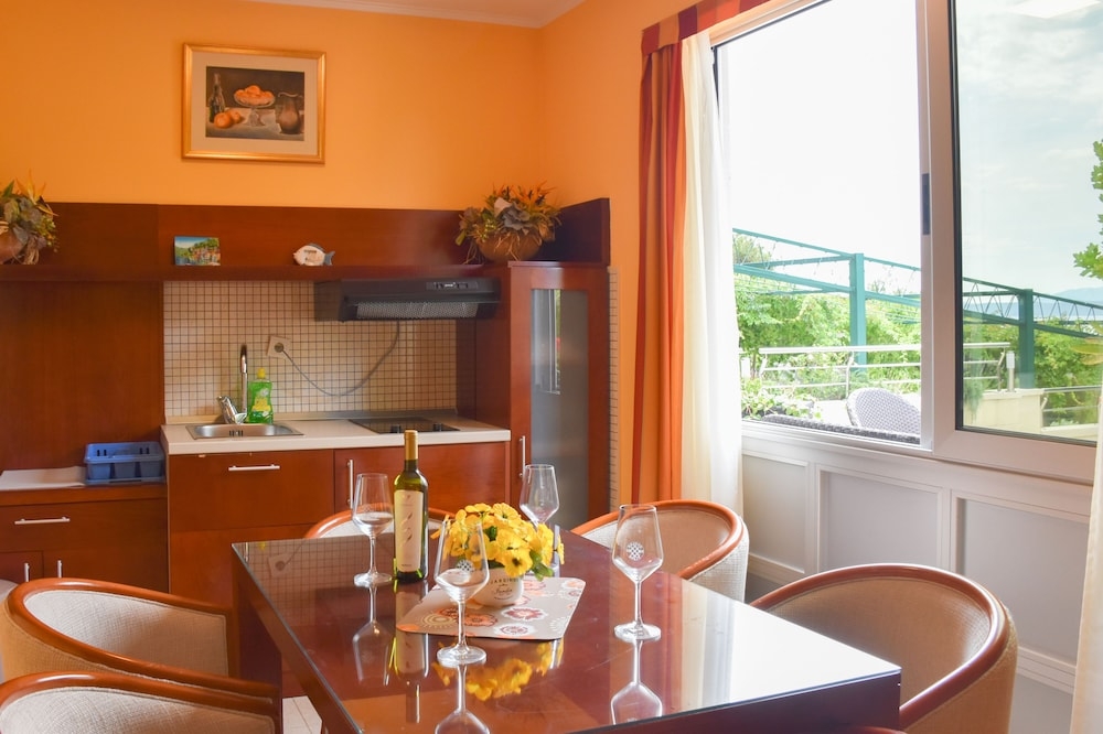 客室内のダイニングエリア