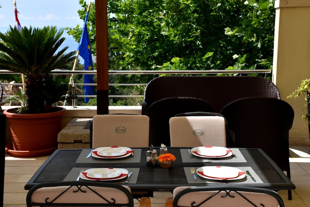 屋外ダイニングエリア