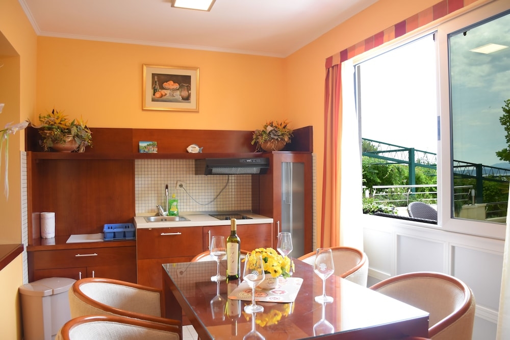 客室内のダイニングエリア