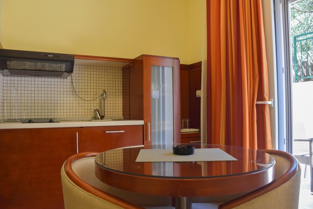 客室内のダイニングエリア