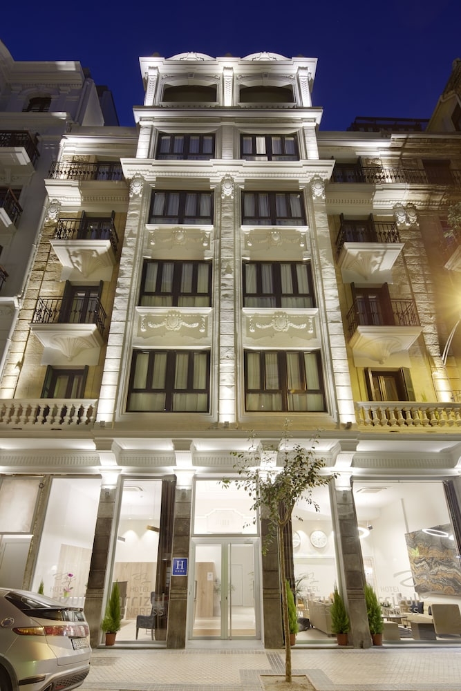 施設の正面 (日没後)