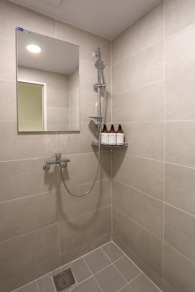 バスルームのシャワー