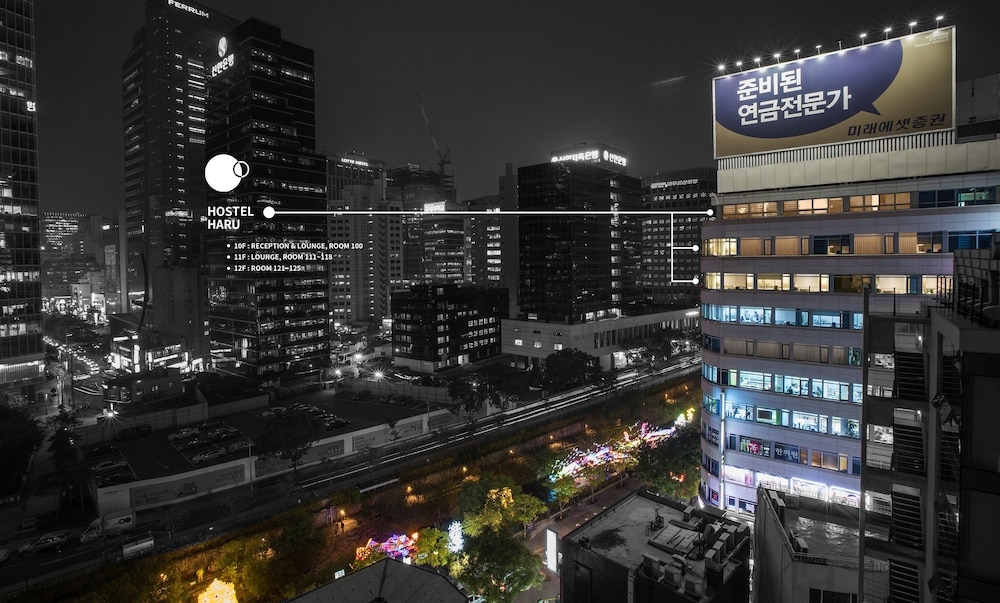 施設の正面 (日没後)