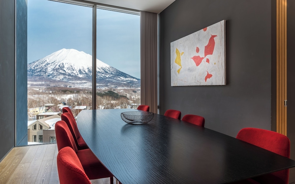 客室内のダイニングエリア