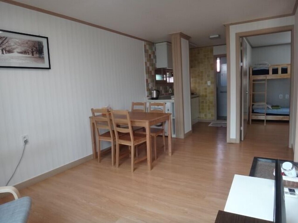 客室内のダイニングエリア