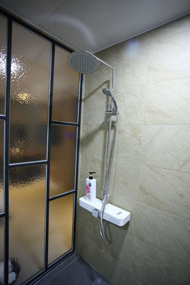 バスルームのシャワー