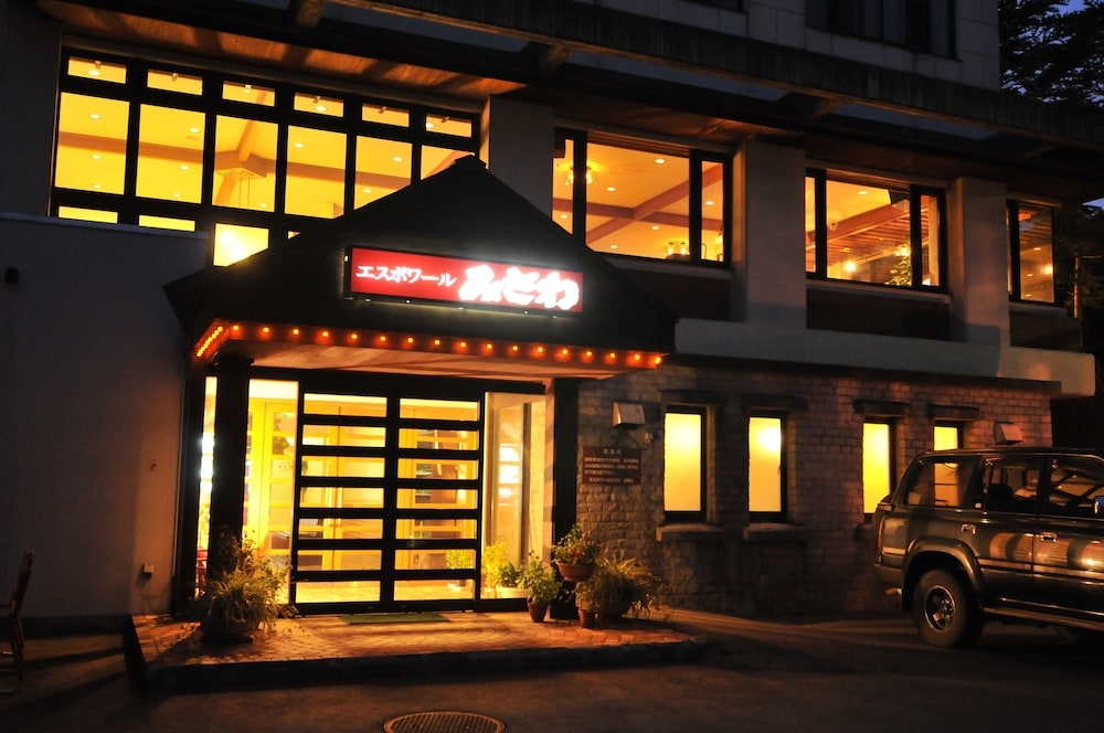 施設の正面 (日没後)