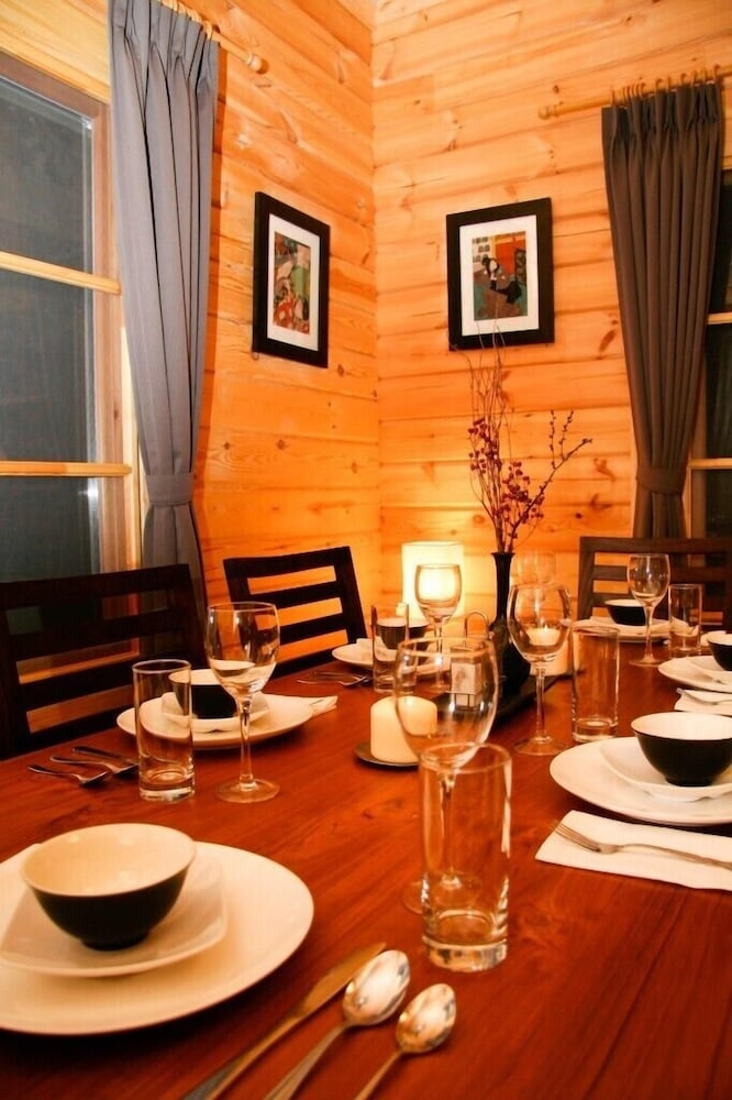 客室内のダイニングエリア