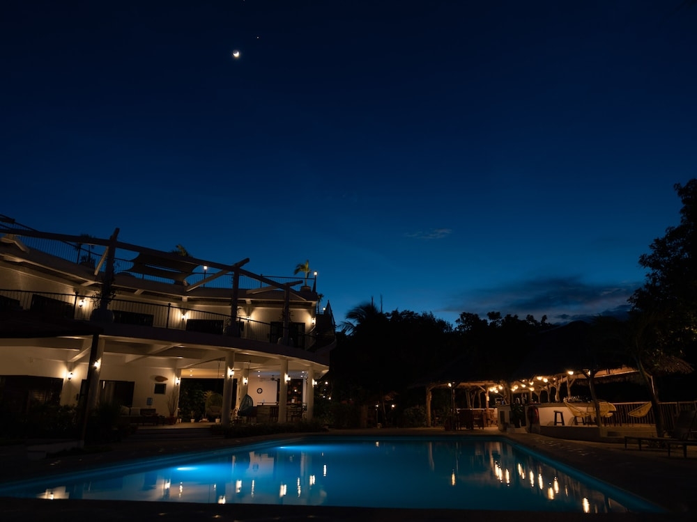 施設の正面 (日没後)