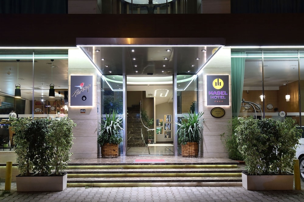 施設の正面 (日没後)