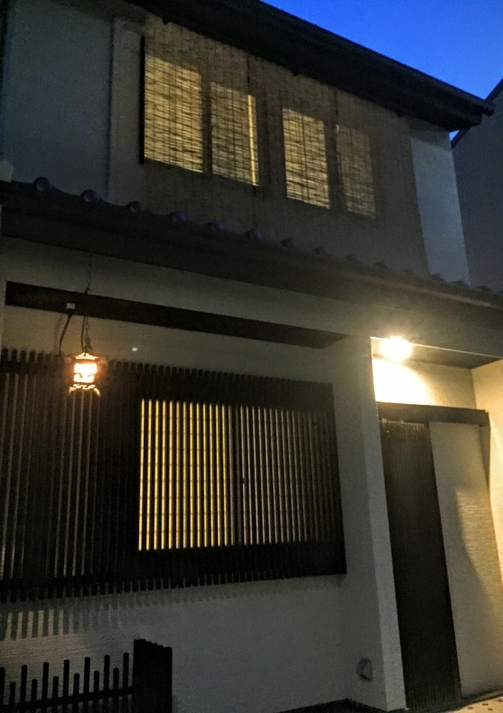 施設の正面 (日没後)