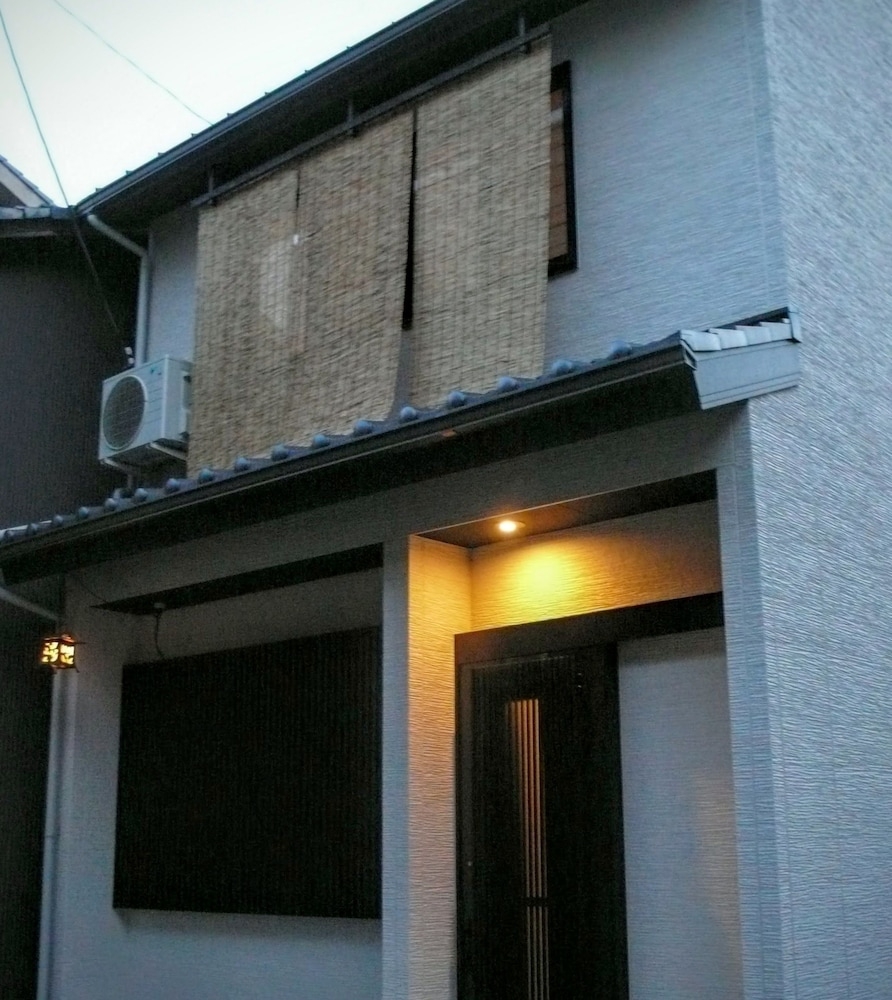 施設の正面 (日没後)