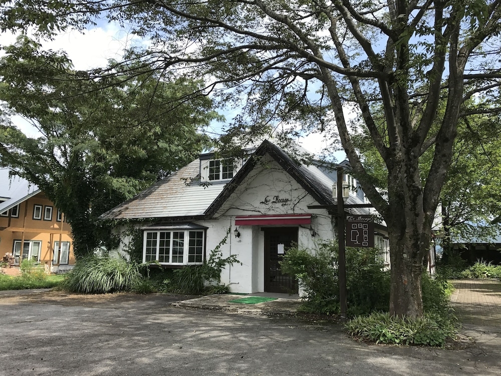 施設の正面 (日没後)