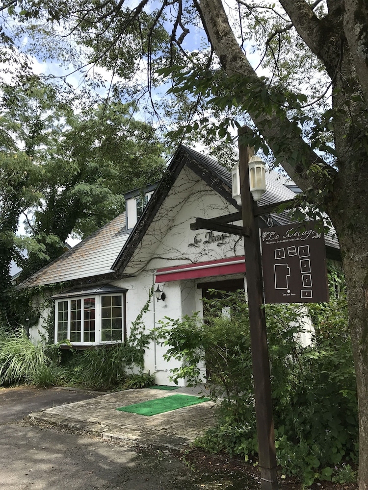 施設の正面 (日没後)