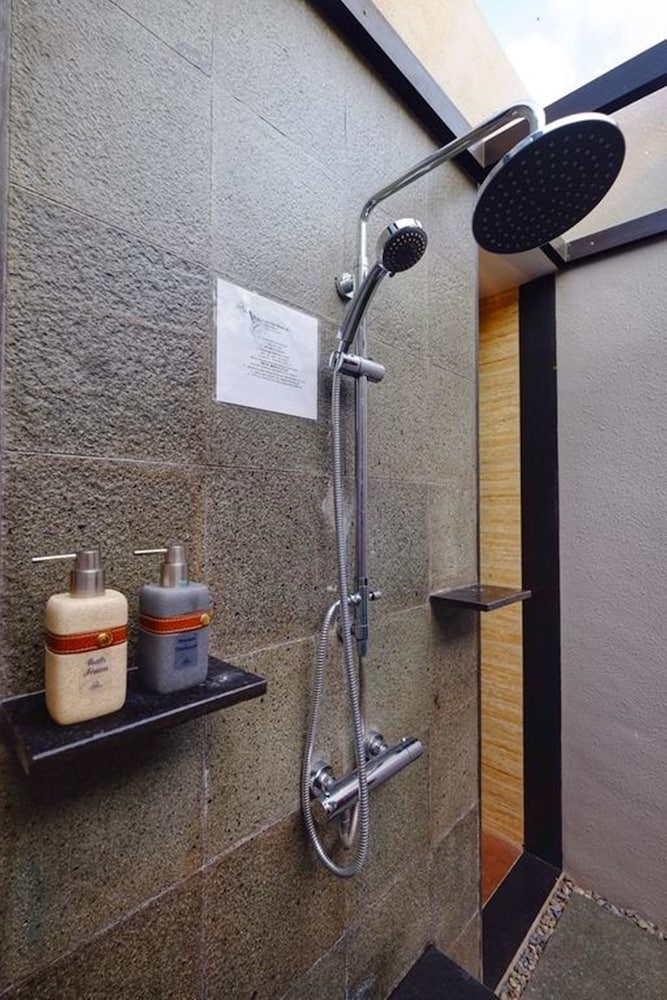 バスルームのシャワー