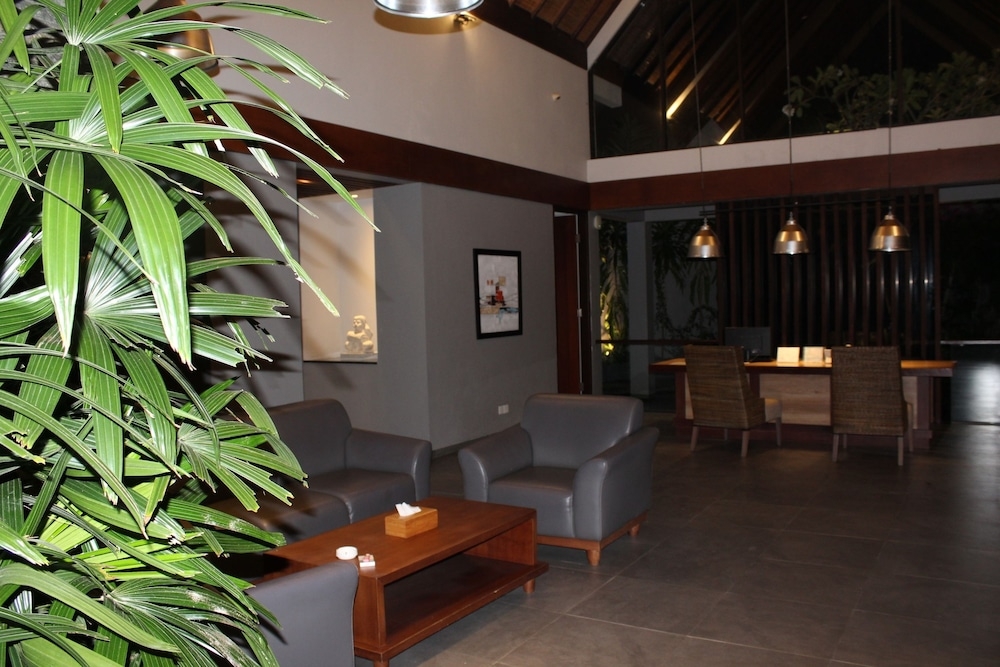 施設の正面 (日没後)