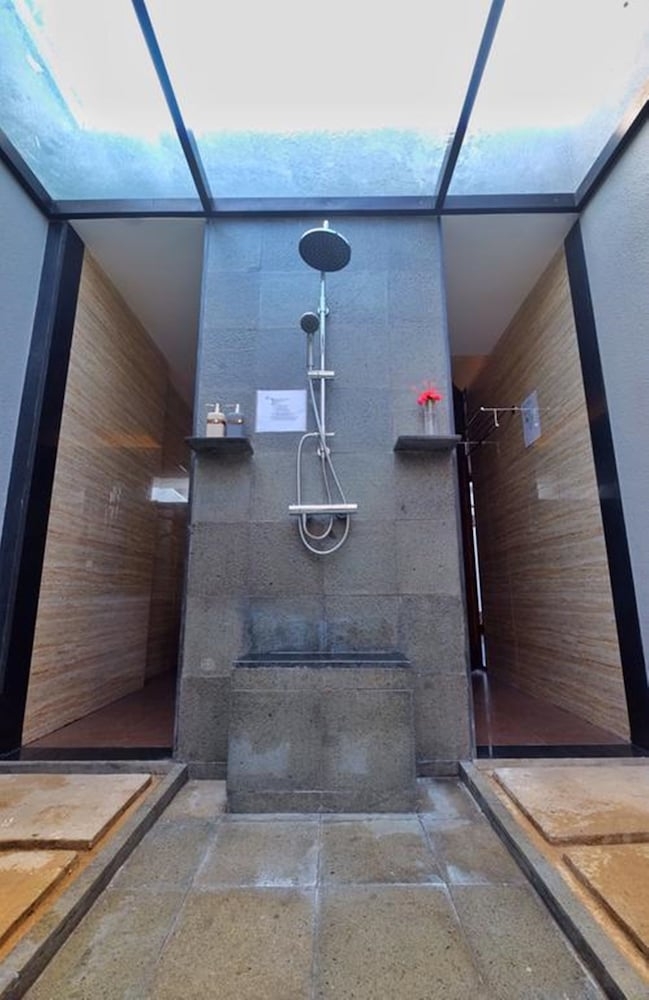 バスルームのシャワー