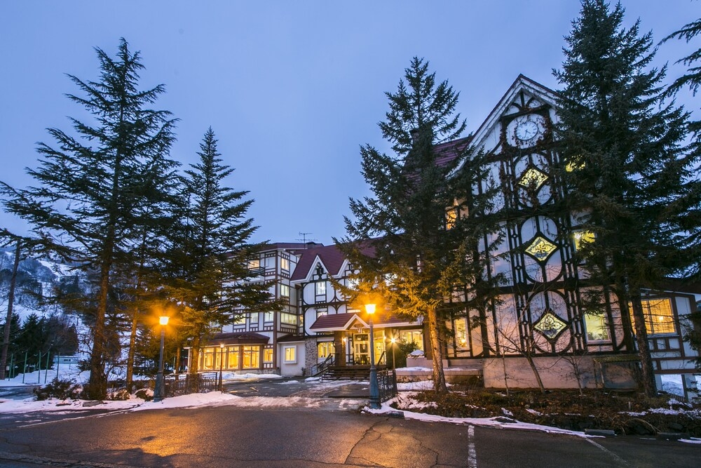 施設の正面 (日没後)