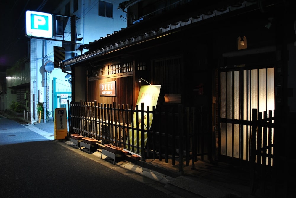 施設の正面 (日没後)