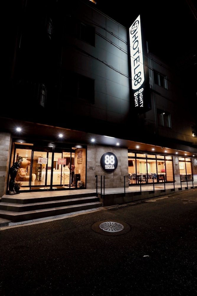 施設の正面 (日没後)