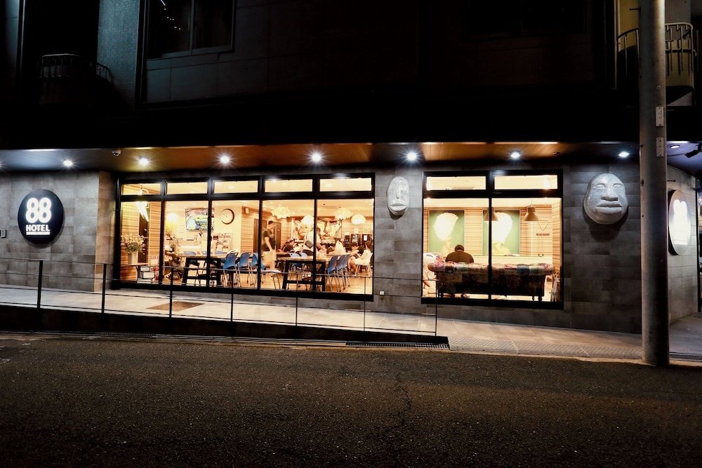 施設の正面 (日没後)