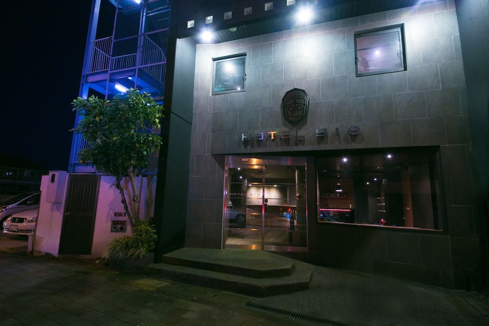 施設の正面 (日没後)