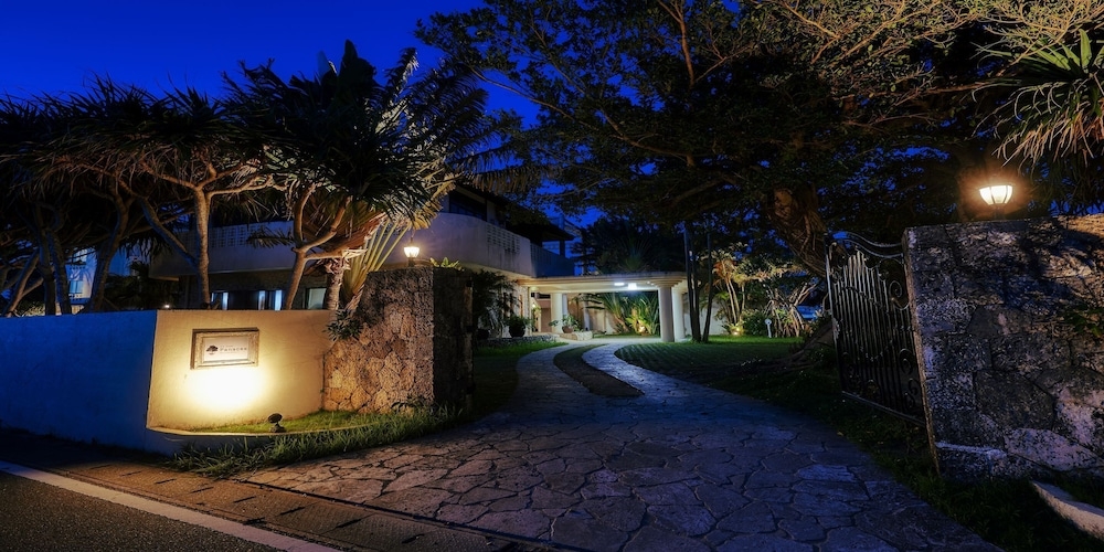 施設の正面 (日没後)