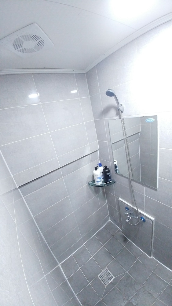 バスルームのシャワー