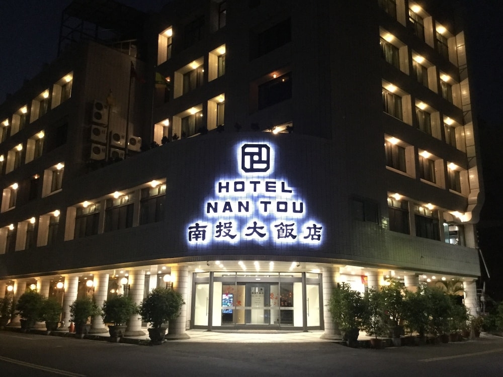 施設の正面 (日没後)