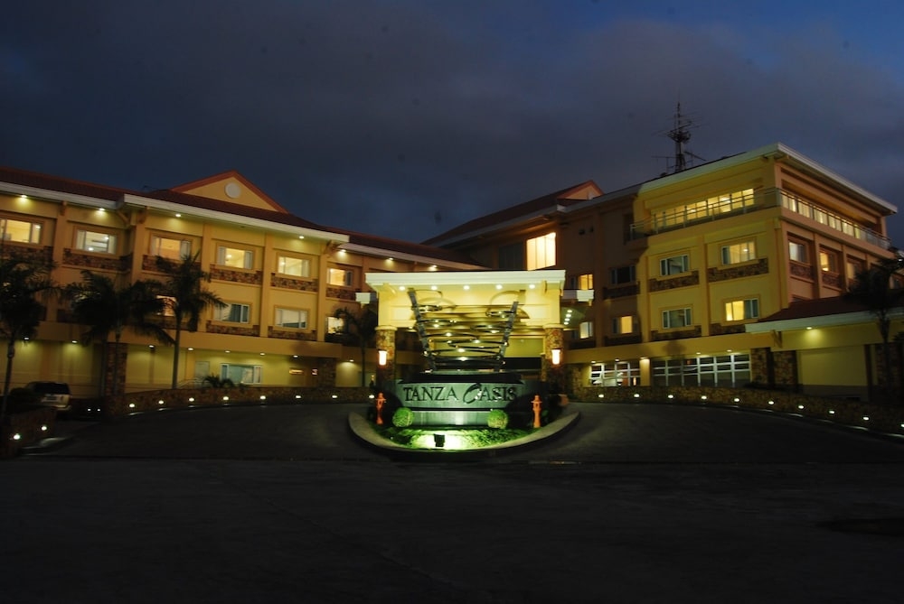 施設の正面 (日没後)