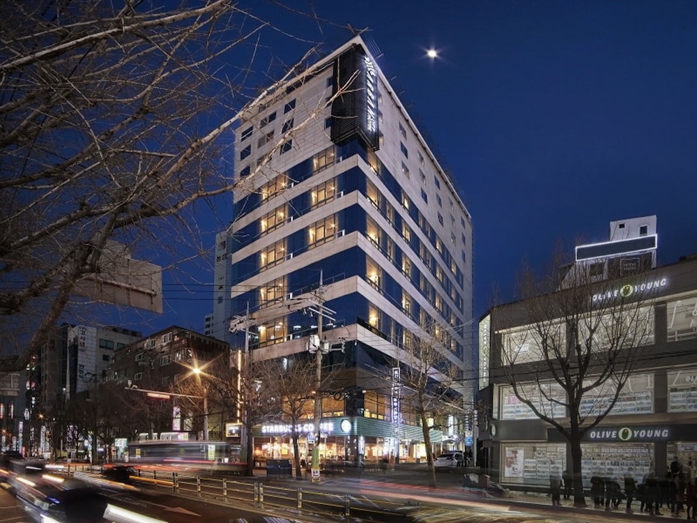 施設の正面 (日没後)