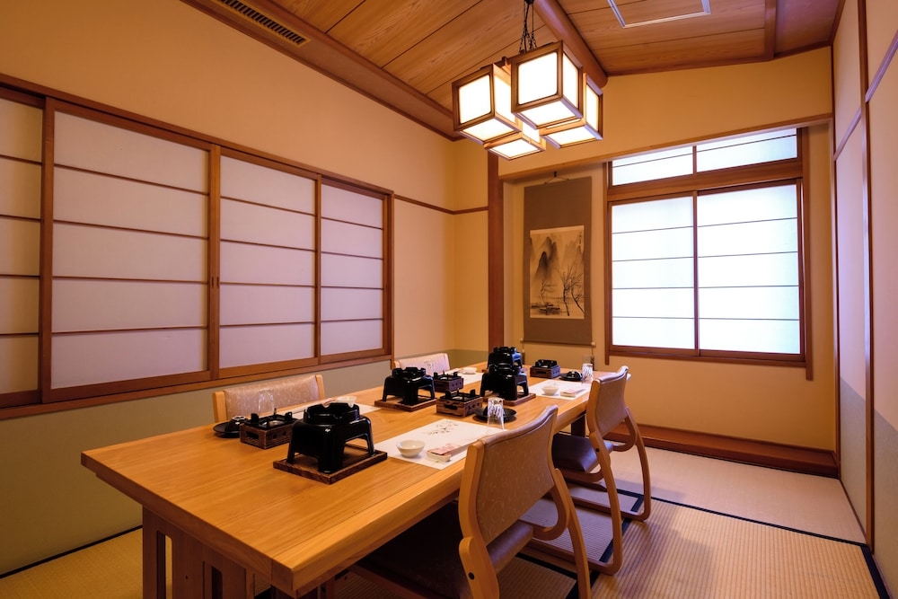 旅館のお食事処