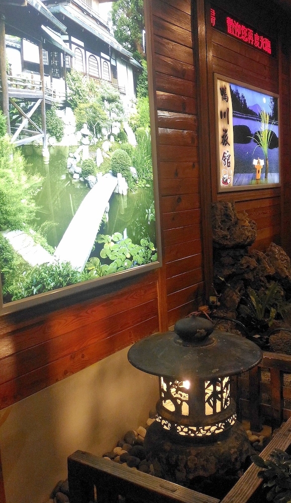 施設の正面 (日没後)