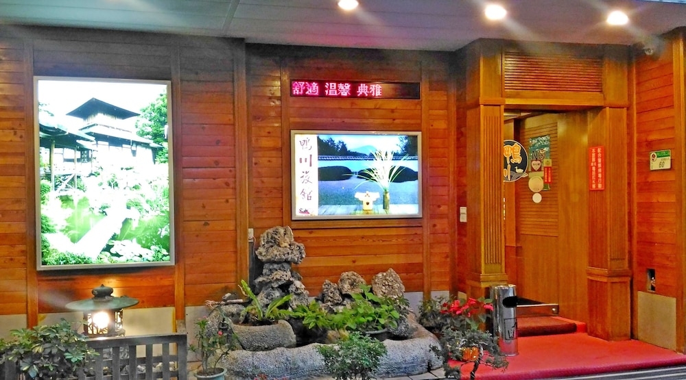 施設の正面 (日没後)