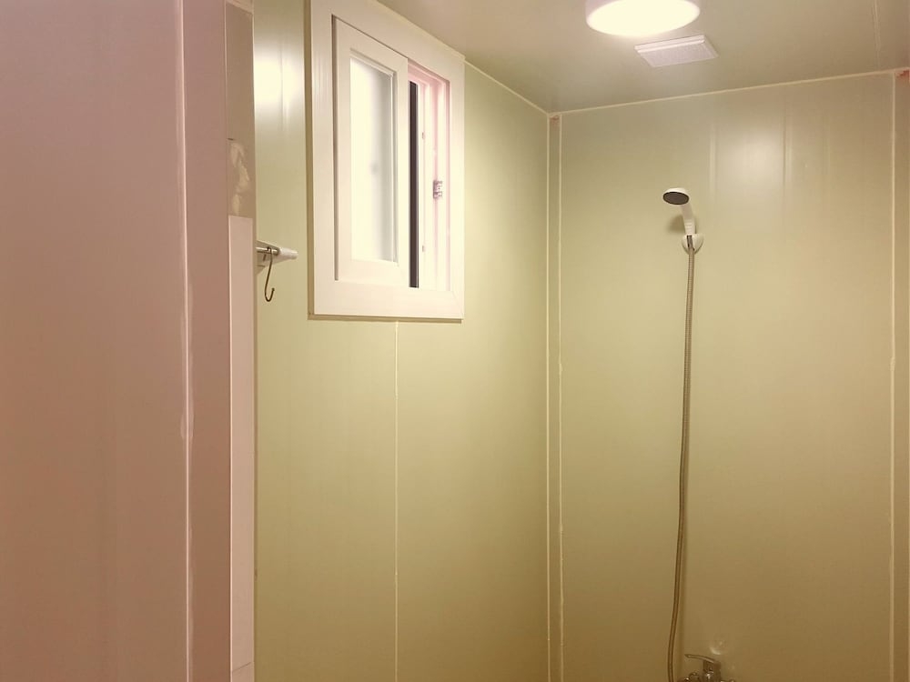 バスルームのシャワー