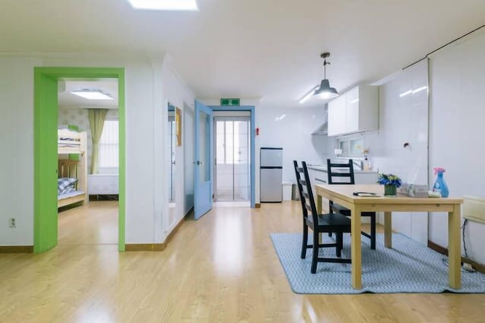 客室内のダイニングエリア