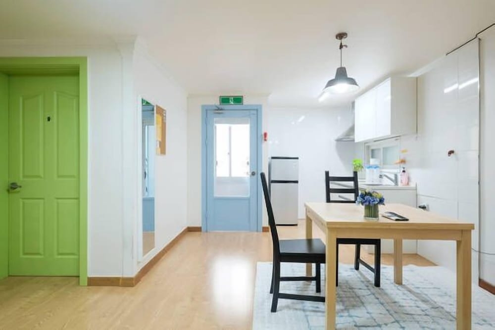 客室内のダイニングエリア