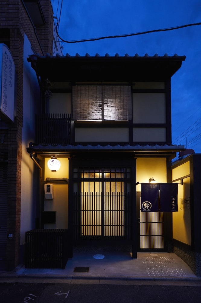 施設の正面 (日没後)