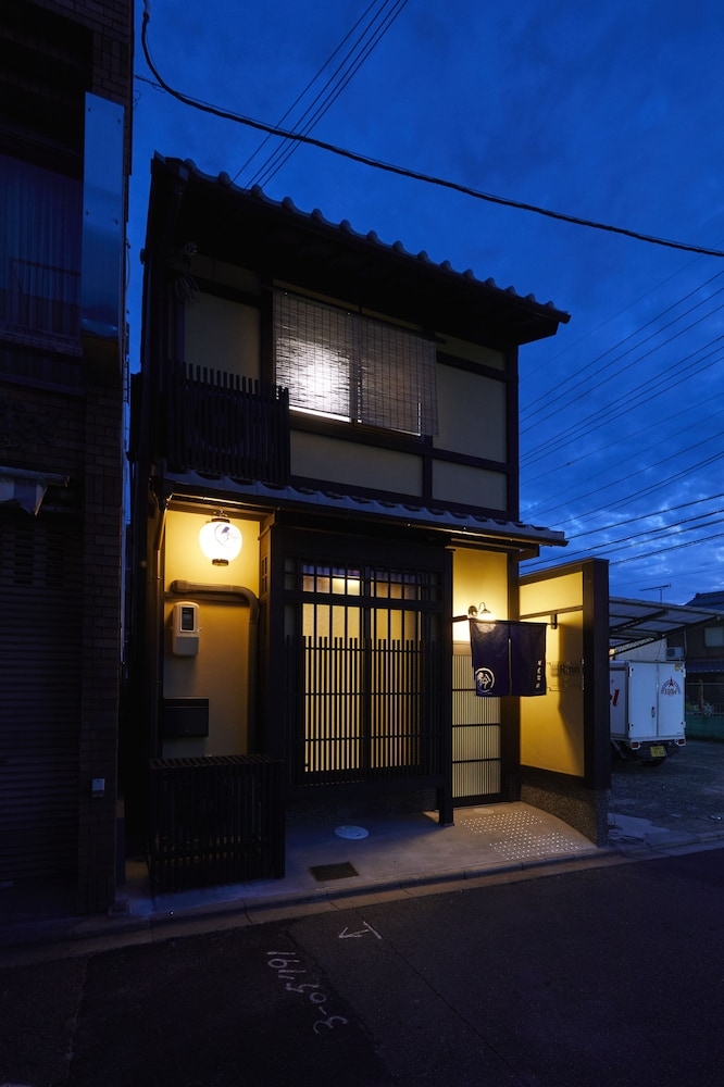 施設の正面 (日没後)