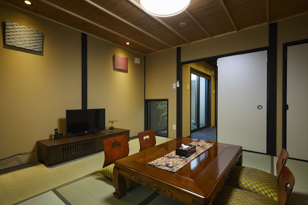 客室内のダイニングエリア