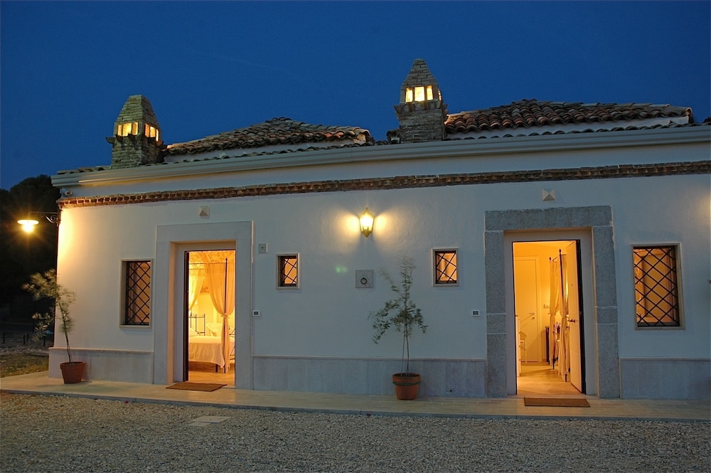 施設の正面 (日没後)