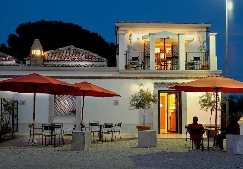 施設の正面 (日没後)