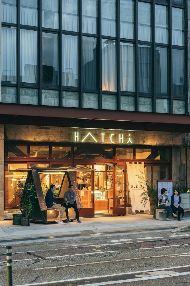 施設の正面 (日没後)