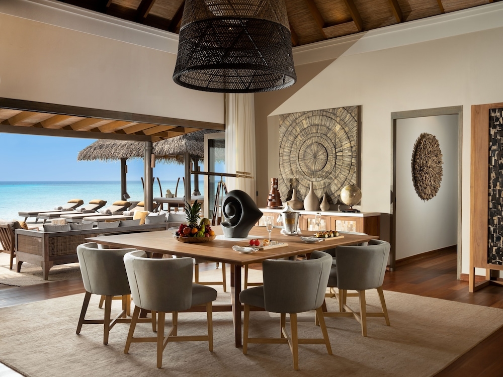 客室内のダイニングエリア