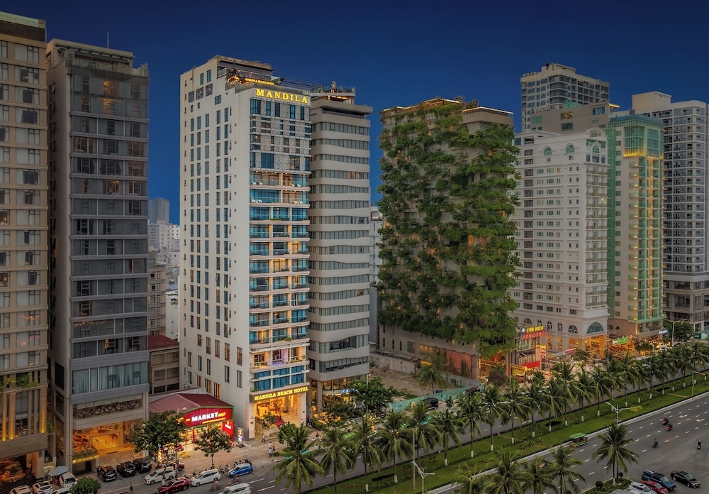 施設の正面 (日没後)