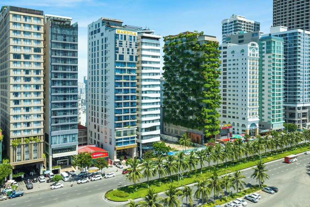 施設の正面 (日没後)