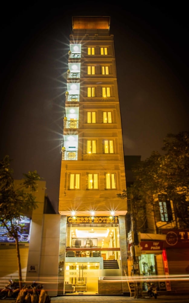 施設の正面 (日没後)